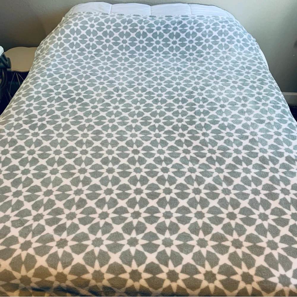 THE BIG ONE Oversized Fleece Throw Blanket 58” x 71” Cozy Couch Blanket Gray